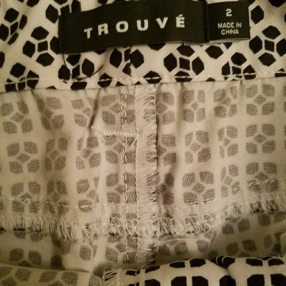 Black and white pattern Bermudas shorts - Picture 2 of 2